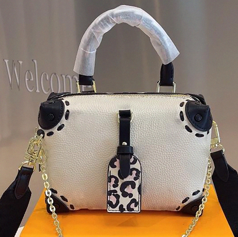 Handbag PETITE MALLE SOUPLE Shoulder Messenger Bag Designer Luxury Fashion Classic Bags Embossing High Quality Leopard print wild at heart Louise Vutton
Handbag PETITE MALLE SOUPLE Shoulder Messenger Bag Designer Luxury Fashion Classic Bags Embossing High Quality Leopard print wild at heart Louise Vutton