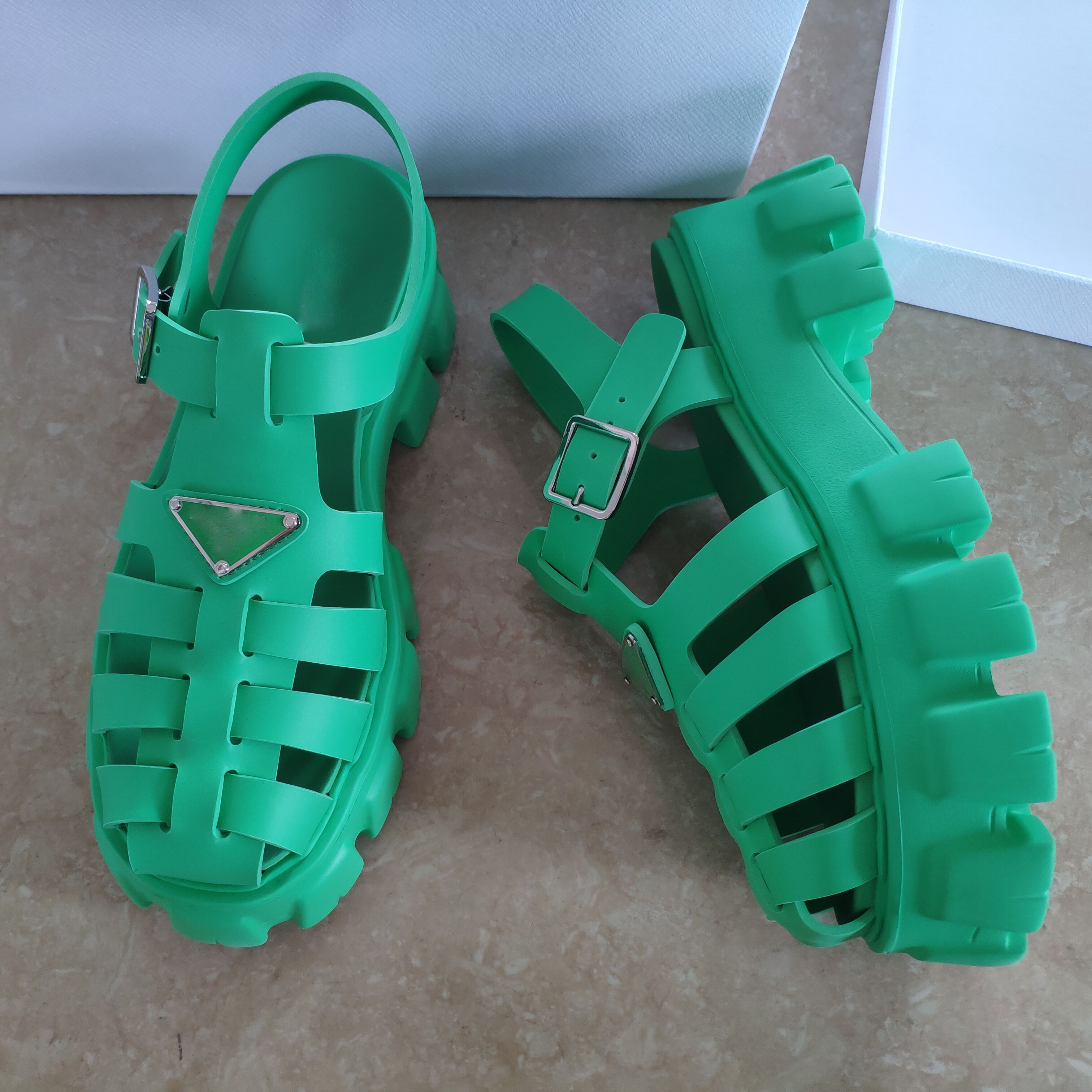 Women Designer Sandals Foam Rubber Sandal Fashion Platform Slides Triangle Metal Slippers Retro Beach Loafers Round Toe Sandal With Box 348, Sock
Women Designer Sandals Foam Rubber Sandal Fashion Platform Slides Triangle Metal Slippers Retro Beach Loafers Round Toe Sandal With Box 348, Sock