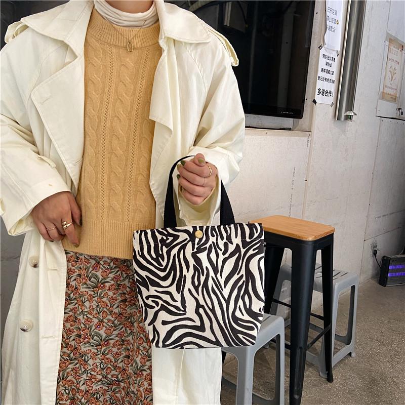 Evening Bags Corduroy Lunch Bag Cute Daisy Print Handbag Canvas Fashionable Purses Make Up Side Satchels, Grey leopard print
Evening Bags Corduroy Lunch Bag Cute Daisy Print Handbag Canvas Fashionable Purses Make Up Side Satchels, Grey leopard print