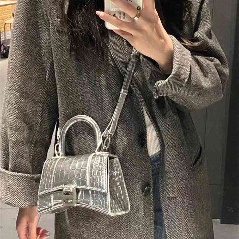 Handbags Designer Balencaigas'ss Crossbody Ba b Jia Women's Bag Crocodile Hourglass High Version Mini Leather Single Shoulder Diagonal Span 5RD5, Light blue
Handbags Designer Balencaigas'ss Crossbody Ba b Jia Women's Bag Crocodile Hourglass High Version Mini Leather Single Shoulder Diagonal Span 5RD5, Light blue