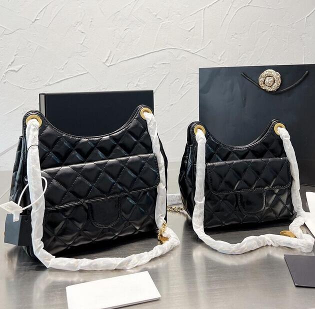 Womens Calfskin Hippie Designer Bag Classic Quilted Metal Chain Strap Black White Handbags Crossbody Bag Large Capacity Top Quality Luxury Totes
Womens Calfskin Hippie Designer Bag Classic Quilted Metal Chain Strap Black White Handbags Crossbody Bag Large Capacity Top Quality Luxury Totes