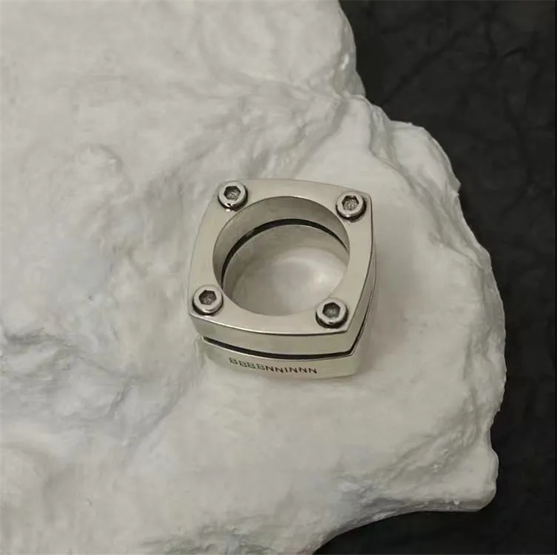 2022 Designer Rings For Men Hip Hop Love Ring Women Vintage Silver Luxury Jewelry Big Letter Bronze Range B Anelli Party Couple Ring
2022 Designer Rings For Men Hip Hop Love Ring Women Vintage Silver Luxury Jewelry Big Letter Bronze Range B Anelli Party Couple Ring