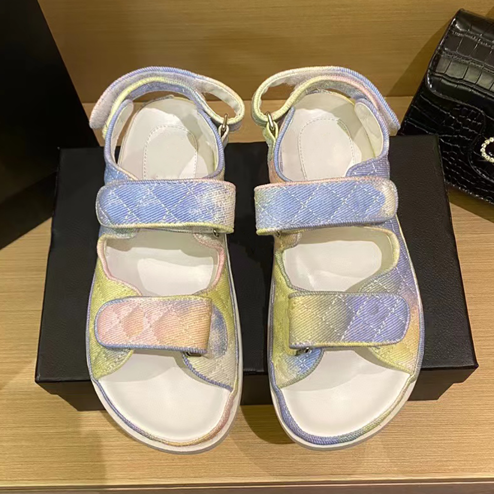 2022 Classic Fashion Ladies Velcro Sandals Original Style Luxury Designer Brand Women's Summer Casual Thick Sole Genuine Leather Roman Shoes Hollow Beach Shoes
2022 Classic Fashion Ladies Velcro Sandals Original Style Luxury Designer Brand Women's Summer Casual Thick Sole Genuine Leather Roman Shoes Hollow Beach Shoes