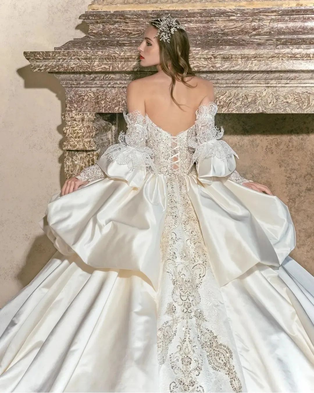 Luxury Arabic Dubai Ball Gown Wedding Dresses Lace Strapless Vestido de Noiva Satin Long Sleeve Beads Bridal Gowns