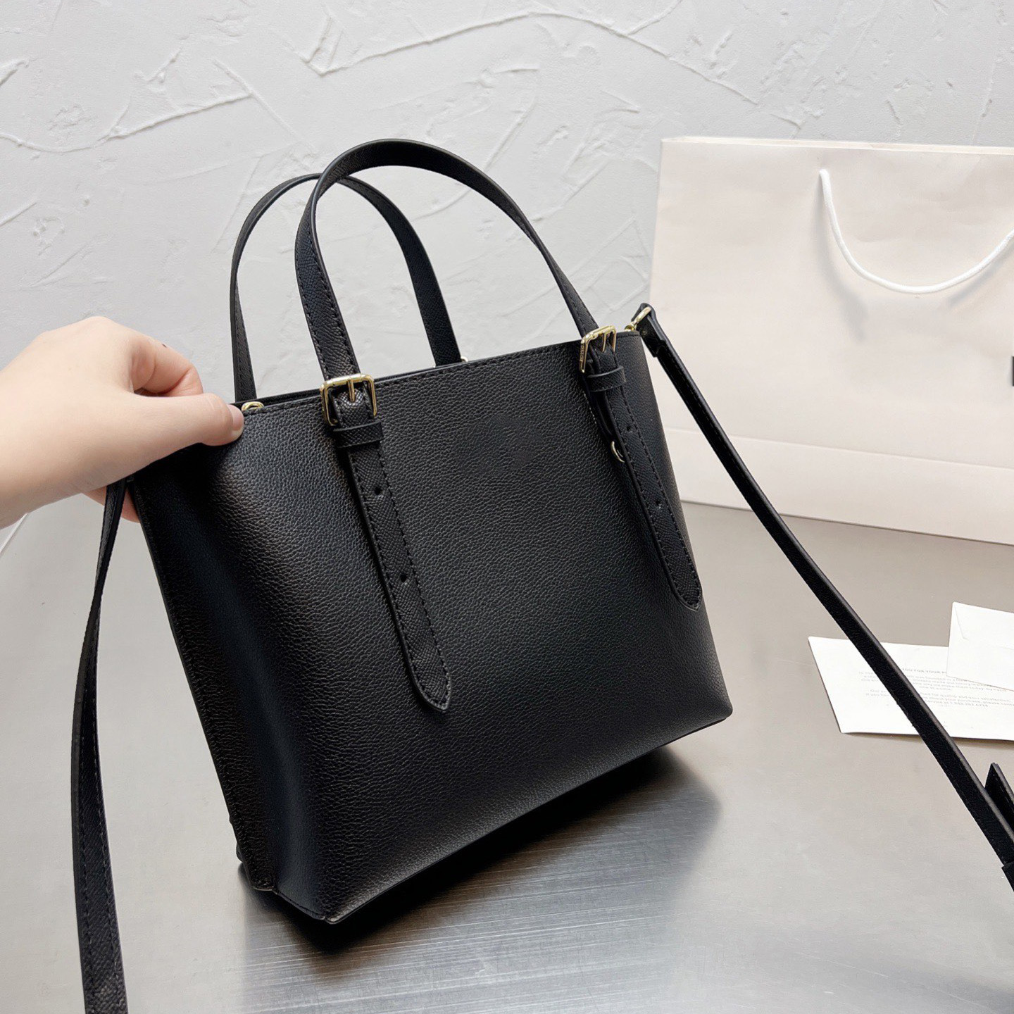 New arrival designer totes women leather medium size large capacity mollie fashion handbags interior zipper pocket ladies work shoulder bags trend shopping bag, White
New arrival designer totes women leather medium size large capacity mollie fashion handbags interior zipper pocket ladies work shoulder bags trend shopping bag, White