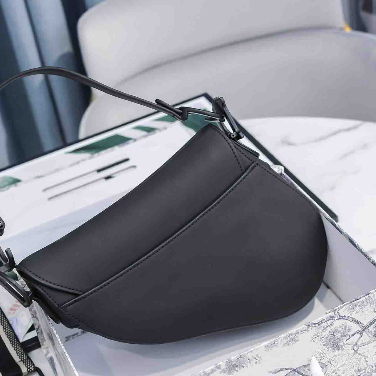 luxurys designers Handbag Saddle's bag Top quality Genuine Leather With shoulder strap Purse Metal pendant Shoulders bags women Crossbodybag Cowhide handbags, 01
luxurys designers Handbag Saddle's bag Top quality Genuine Leather With shoulder strap Purse Metal pendant Shoulders bags women Crossbodybag Cowhide handbags, 01