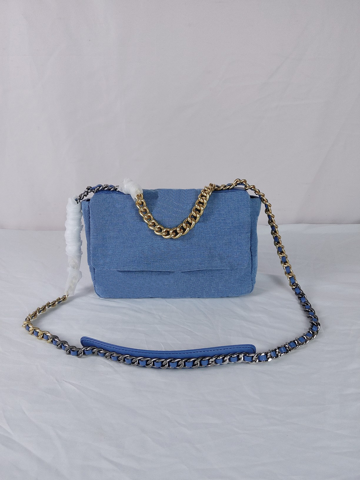 Ladies Denim One Shoulder Messenger Bag Designer Bag Single Zipper Plain Thread Sequin Letter Sequin Buckle Soft Canvas Flap Pocket Satchel Tote Bag, Silver logo
Ladies Denim One Shoulder Messenger Bag Designer Bag Single Zipper Plain Thread Sequin Letter Sequin Buckle Soft Canvas Flap Pocket Satchel Tote Bag, Silver logo