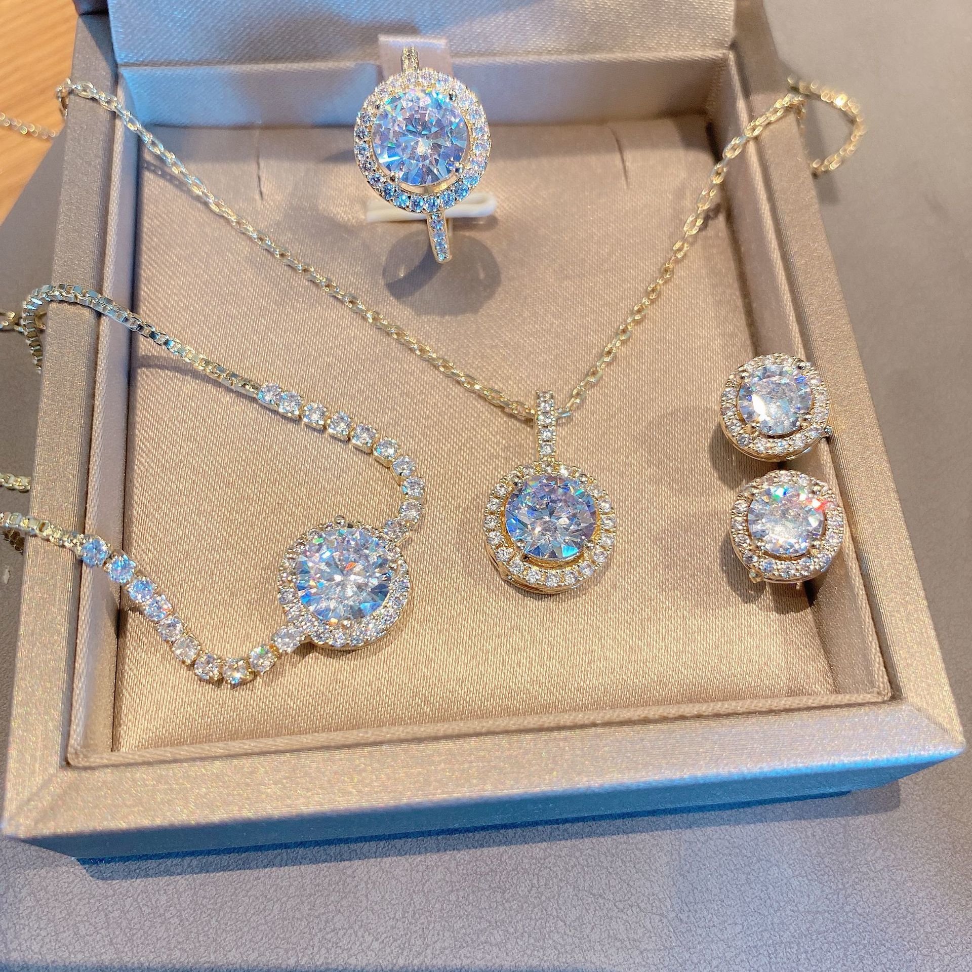 Necklace Glittering Jewelry S925 Silver Needle Light Luxury Versatile Earrings Female
Necklace Glittering Jewelry S925 Silver Needle Light Luxury Versatile Earrings Female