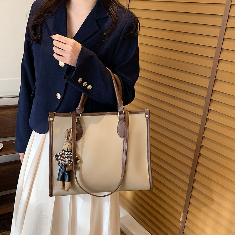 Tote bag large-capacity women's summer fashion commuter Western-style ladies shoulder bag with pendant, White
Tote bag large-capacity women's summer fashion commuter Western-style ladies shoulder bag with pendant, White