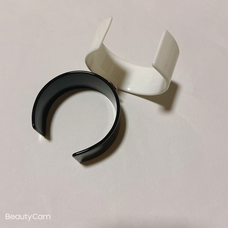 Fashion simple black and white acrylic wide face bracelets hand chain popular bangle accessories in European and American countrie
Fashion simple black and white acrylic wide face bracelets hand chain popular bangle accessories in European and American countrie