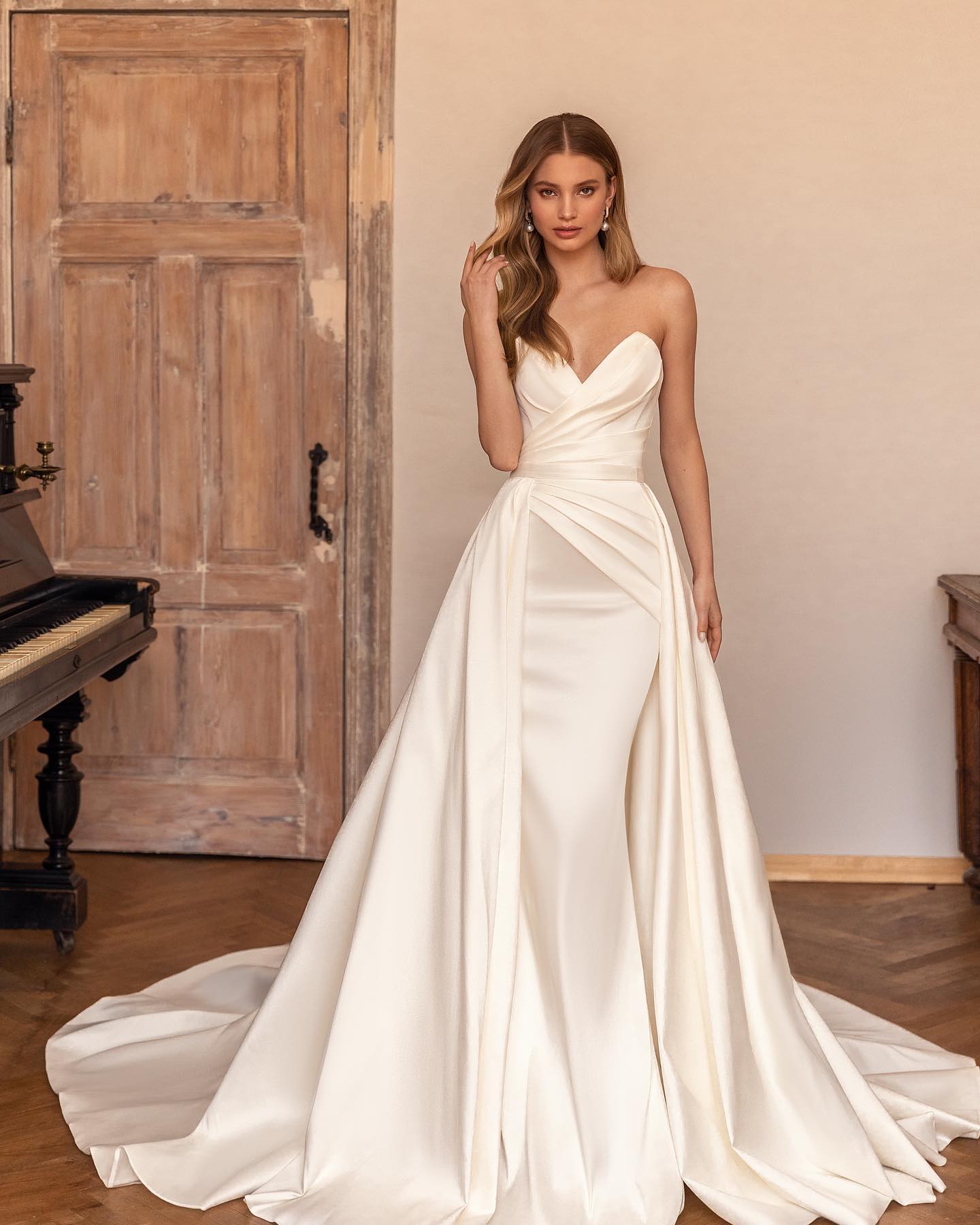 Stunning Mermaid Wedding Dresses V Neck Plus Size Bridal Gowns With Detachable Train Sleeveless Satin Vestido De Novia