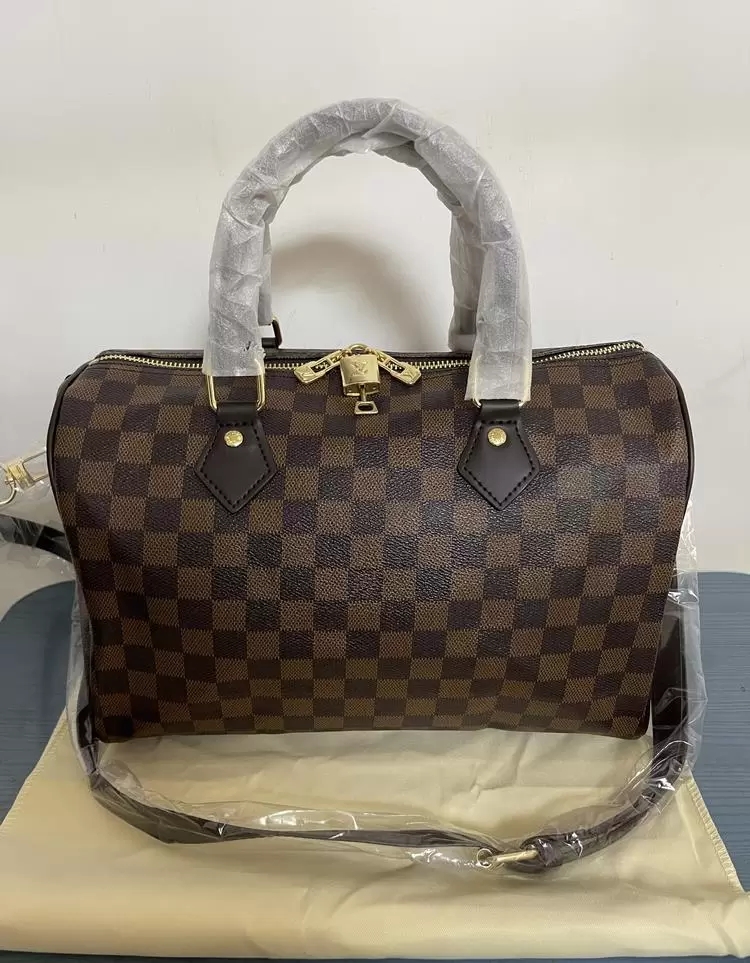 2021 Women Messenger Travel bag Classic Style Fashion bags Shoulder Lady Totes handbags Speedy 30 cm With key lock, Nvoice - not sold separately
2021 Women Messenger Travel bag Classic Style Fashion bags Shoulder Lady Totes handbags Speedy 30 cm With key lock, Nvoice - not sold separately