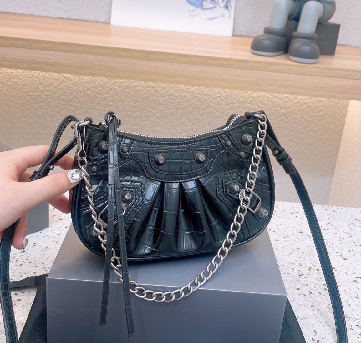 Classic women motorcycle bags 5A Designer Shoulder Bag fashion with love letter mirror cross body high quality handbag lady Purse, Make up for price
Classic women motorcycle bags 5A Designer Shoulder Bag fashion with love letter mirror cross body high quality handbag lady Purse, Make up for price