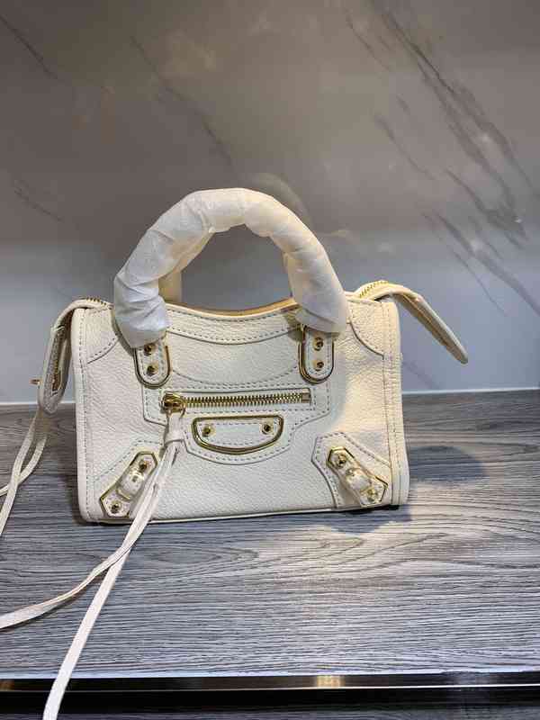 Top Quality Balencaigass Motorcycle Classic Hands Goat Skin Pattern Killer Temperament Women's Hand Single Shoulder Messenger Bag Small Square Tote, White 19.5cm
Top Quality Balencaigass Motorcycle Classic Hands Goat Skin Pattern Killer Temperament Women's Hand Single Shoulder Messenger Bag Small Square Tote, White 19.5cm