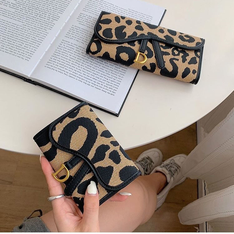 Designer Leather Card Wallet Womens Mens Lovers Autumn Winter New Leopard Women's Long Multi Function Card Contrast Vintage D Wallet Small Change Bag, Short brown
Designer Leather Card Wallet Womens Mens Lovers Autumn Winter New Leopard Women's Long Multi Function Card Contrast Vintage D Wallet Small Change Bag, Short brown