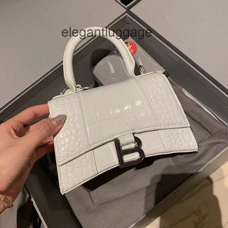 Hourglass 2022 Designer Bags Crocodile Balencaigass's Bag Home Leather b Women's Single Shoulder Diagonal Hand EJDI, Pink small crocodile
Hourglass 2022 Designer Bags Crocodile Balencaigass's Bag Home Leather b Women's Single Shoulder Diagonal Hand EJDI, Pink small crocodile