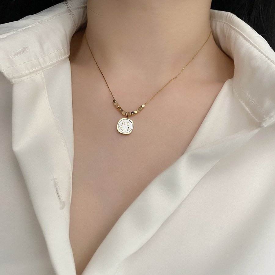 Fashion White Shell Smile Pendant Necklace for Women Gift