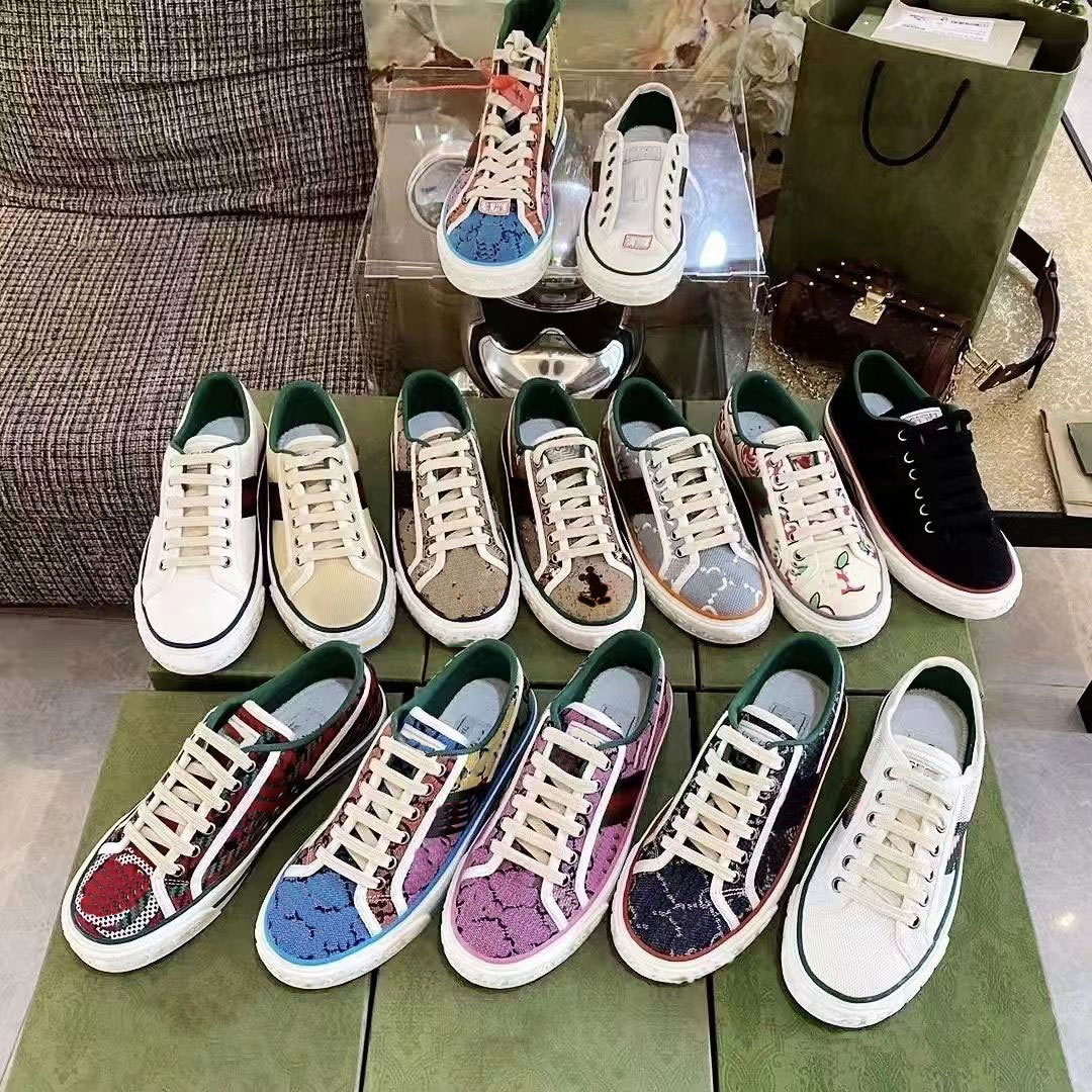 Men and women's canvas high-top shoes 1977 model 32 models and top sports shoes combine the famous designer tennis platform shoes 35-44, 17
Men and women's canvas high-top shoes 1977 model 32 models and top sports shoes combine the famous designer tennis platform shoes 35-44, 17
