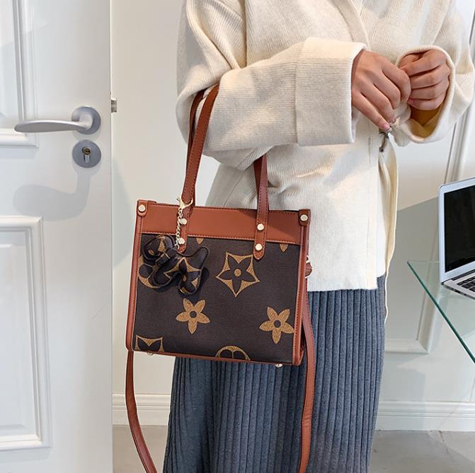 Women's Bag Fashion Print Contrast Color Retro Large Capacity Shoulder Bag Handbag Tote, As pic
Women's Bag Fashion Print Contrast Color Retro Large Capacity Shoulder Bag Handbag Tote, As pic