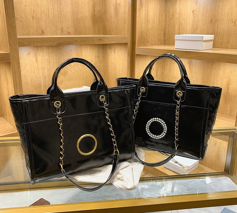 2022 Fashion luxury handbags Womens Women Beach Designer bags Cross Body Handbag Shoulder Bag High quality Large Oil Wax Embroidered shopping Tote, Red 
2022 Fashion luxury handbags Womens Women Beach Designer bags Cross Body Handbag Shoulder Bag High quality Large Oil Wax Embroidered shopping Tote, Red