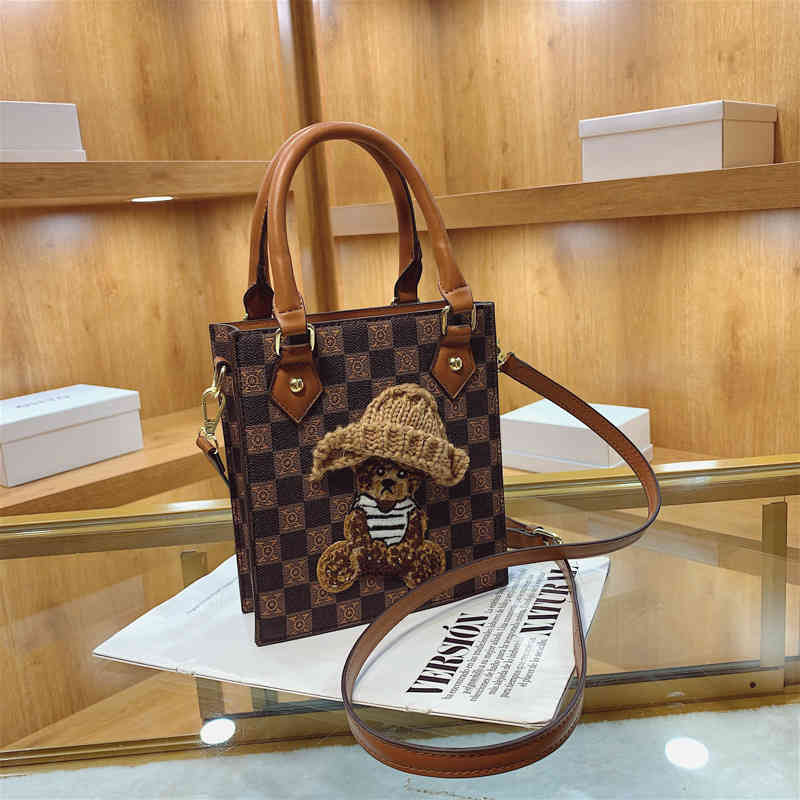 2021 New Fashion Autumn and Winter Women's Bag Single Shoulder Oblique Span Bear Three-dimensional Hat Portable Temperament, Plaid
2021 New Fashion Autumn and Winter Women's Bag Single Shoulder Oblique Span Bear Three-dimensional Hat Portable Temperament, Plaid