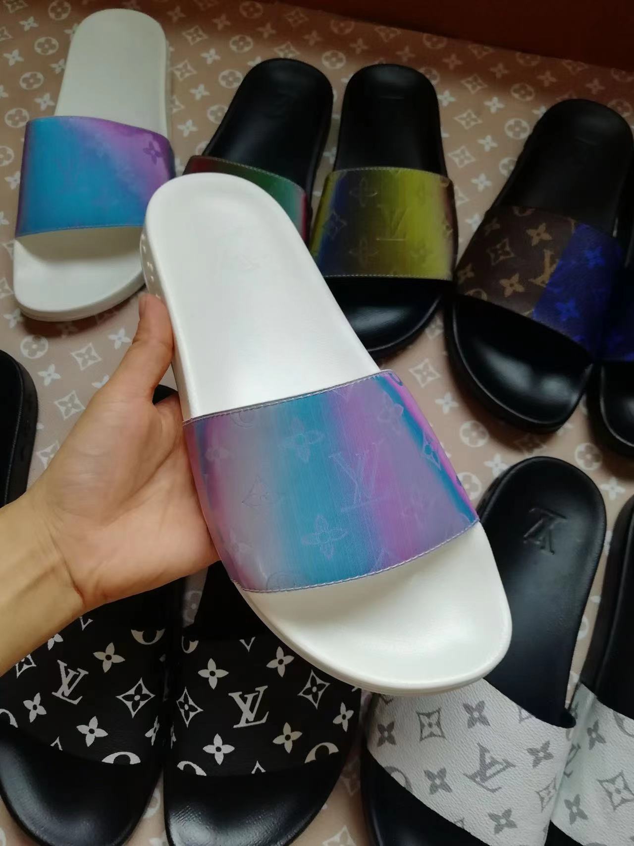 2023 Men Sippers Sandals Alpha sandals Genuine Leather Buckle Oblique Summer Outdoor Flip Flops Platform Casual Slipper Shoes With Box
2023 Men Sippers Sandals Alpha sandals Genuine Leather Buckle Oblique Summer Outdoor Flip Flops Platform Casual Slipper Shoes With Box