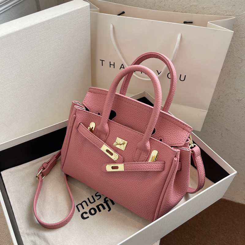 Womens Bag 2022 New European and American Fashion Litchi Pattern Portable Kelly Bag Online Influencer Refined Lock Crossbody Birkin Bag, Black
Womens Bag 2022 New European and American Fashion Litchi Pattern Portable Kelly Bag Online Influencer Refined Lock Crossbody Birkin Bag, Black