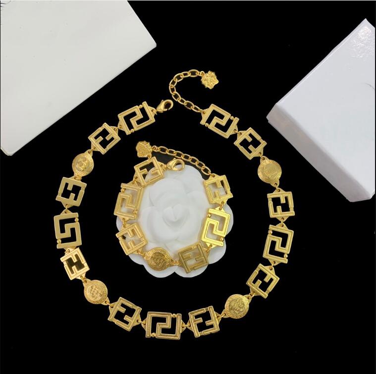 Luxurious Jewelrys Women Gold Consecutive Chain Choker Necklaces Bracelets Banshee Medusa 18K Gold Plated Designer Jewelry New Designed b10, Golden
Luxurious Jewelrys Women Gold Consecutive Chain Choker Necklaces Bracelets Banshee Medusa 18K Gold Plated Designer Jewelry New Designed b10, Golden