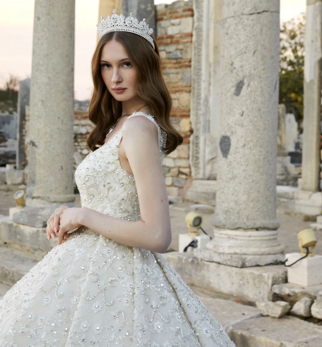 Elegant Ball Gown Wedding Dresses Appliques Sequins Beads Pearls Bateau Sleeveless Floor Length Train Elegant High Waist Luxurious Vintage Robes De So