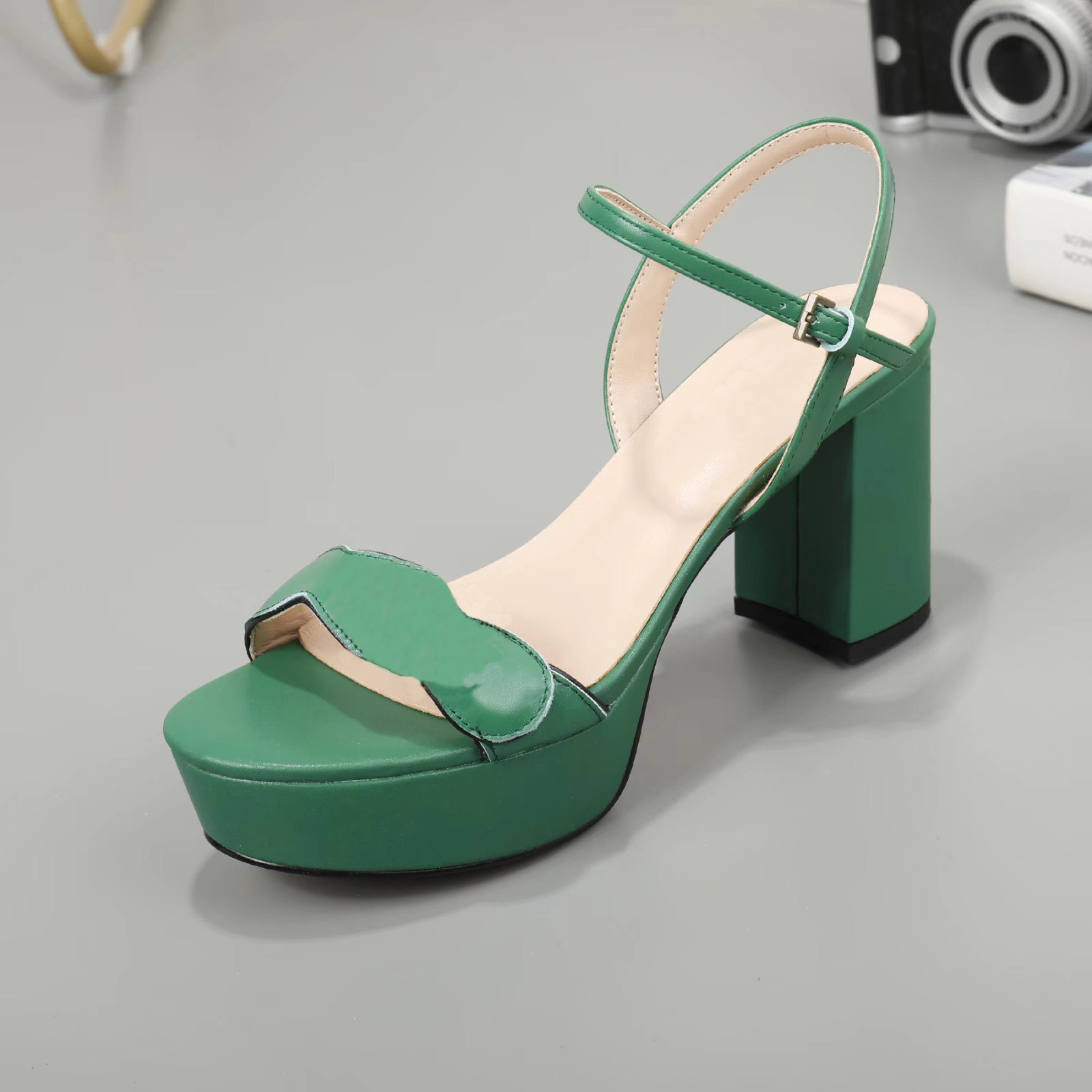 2022 Women's sandals latest women's luxury top leather high heels cool shoes 7 ribbon box, Black
2022 Women's sandals latest women's luxury top leather high heels cool shoes 7 ribbon box, Black