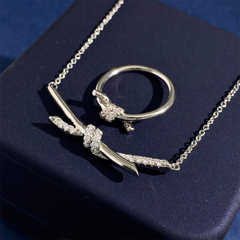 fashion New Beautiful knot necklace for women men jewelry screw large cake full nail glossy silver necklace
fashion New Beautiful knot necklace for women men jewelry screw large cake full nail glossy silver necklace