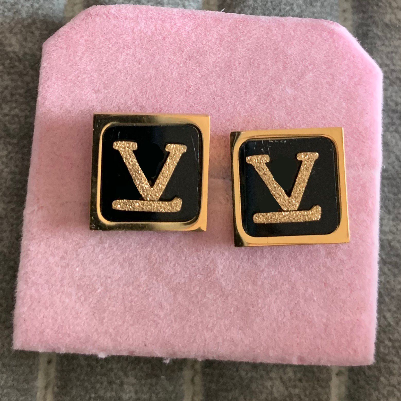 Luxury Brand Women Fashion Simple V Letter Stud Titanium Steel Heart Lover Gifts Designer Jewelry Engagement Earrings Wholesale
Luxury Brand Women Fashion Simple V Letter Stud Titanium Steel Heart Lover Gifts Designer Jewelry Engagement Earrings Wholesale