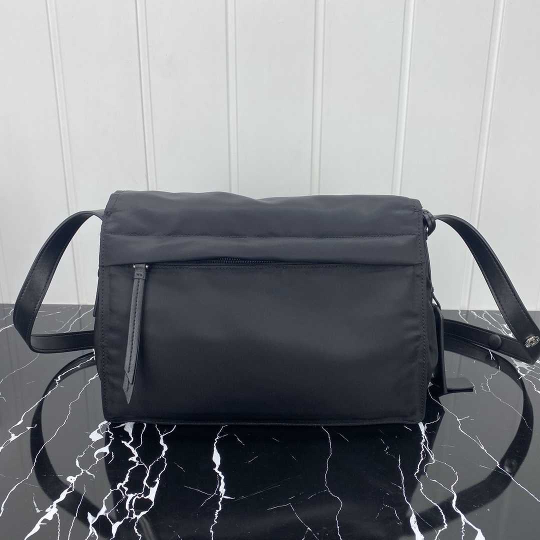 New Fashion All-match Messenger Packet Unique Lined Nylon Shoulder Bags 1BD255 Designer Bag High Quality Luxury Diagonal Bag Unisex, Black
New Fashion All-match Messenger Packet Unique Lined Nylon Shoulder Bags 1BD255 Designer Bag High Quality Luxury Diagonal Bag Unisex, Black