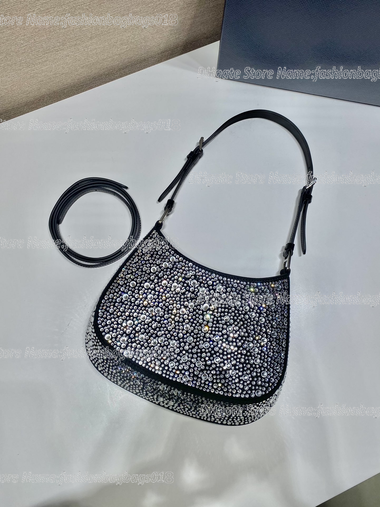 All-over Diamond Cleo Satin Armpit Bag Women Fashion mini Handbag Designer Crossbody Bags Classic pattern Retro Shiny 1BC169
All-over Diamond Cleo Satin Armpit Bag Women Fashion mini Handbag Designer Crossbody Bags Classic pattern Retro Shiny 1BC169