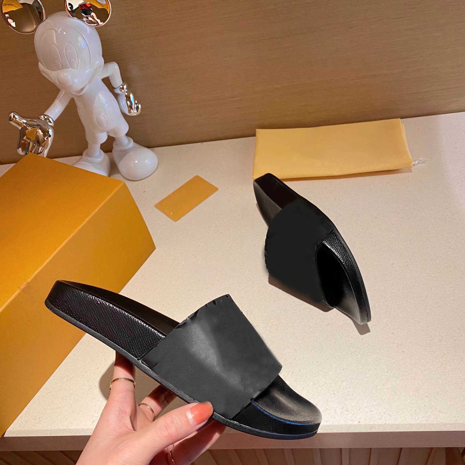 2022 Women MULES Slippers Stylish Sandals Summer Waterfront Pool Slide Waterproof Casual Slipper Designer Luxury Fashion Ladies Beach Flat Flip Flops, Clear
2022 Women MULES Slippers Stylish Sandals Summer Waterfront Pool Slide Waterproof Casual Slipper Designer Luxury Fashion Ladies Beach Flat Flip Flops, Clear