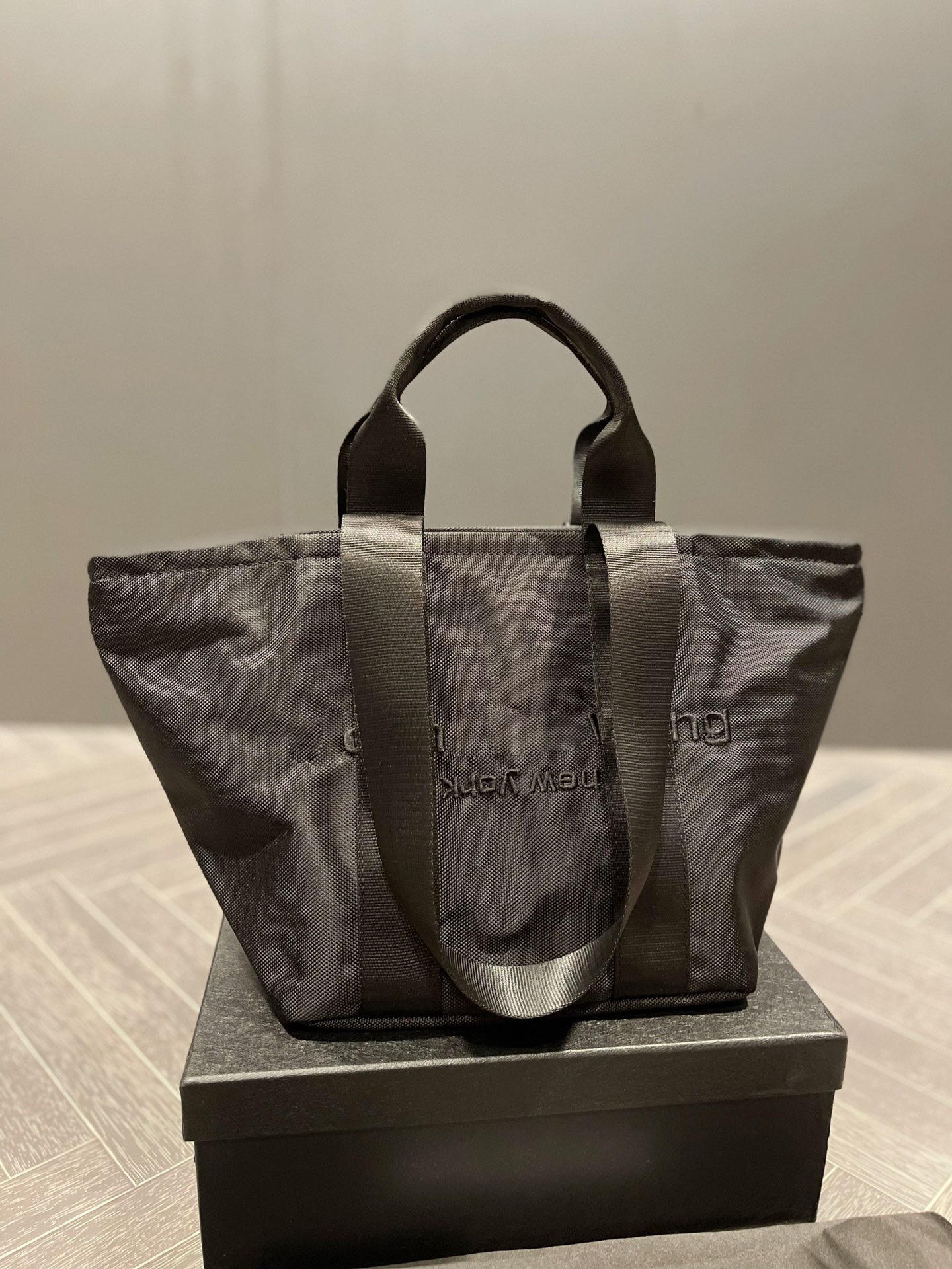 5A quality Women Luxury designer bag women Bags classic tote bagg Beach handbag laser Totes Dazzle Colour Shopping fashion embroidery canvas Package
5A quality Women Luxury designer bag women Bags classic tote bagg Beach handbag laser Totes Dazzle Colour Shopping fashion embroidery canvas Package