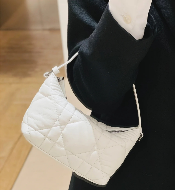 7A Fall 22 Newest bento bags nomad Soft cowhide lunch box bags Luxury designer handbags Small but practical underarm bag Fashion womens totes
7A Fall 22 Newest bento bags nomad Soft cowhide lunch box bags Luxury designer handbags Small but practical underarm bag Fashion womens totes