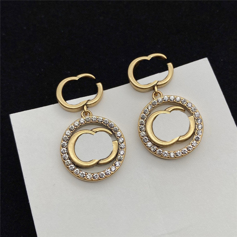 Round Diamond Letter Earrings Charm Crystal Double Letters Studs Ladies Temperament Rhinestone Eardrops Wholesale
Round Diamond Letter Earrings Charm Crystal Double Letters Studs Ladies Temperament Rhinestone Eardrops Wholesale