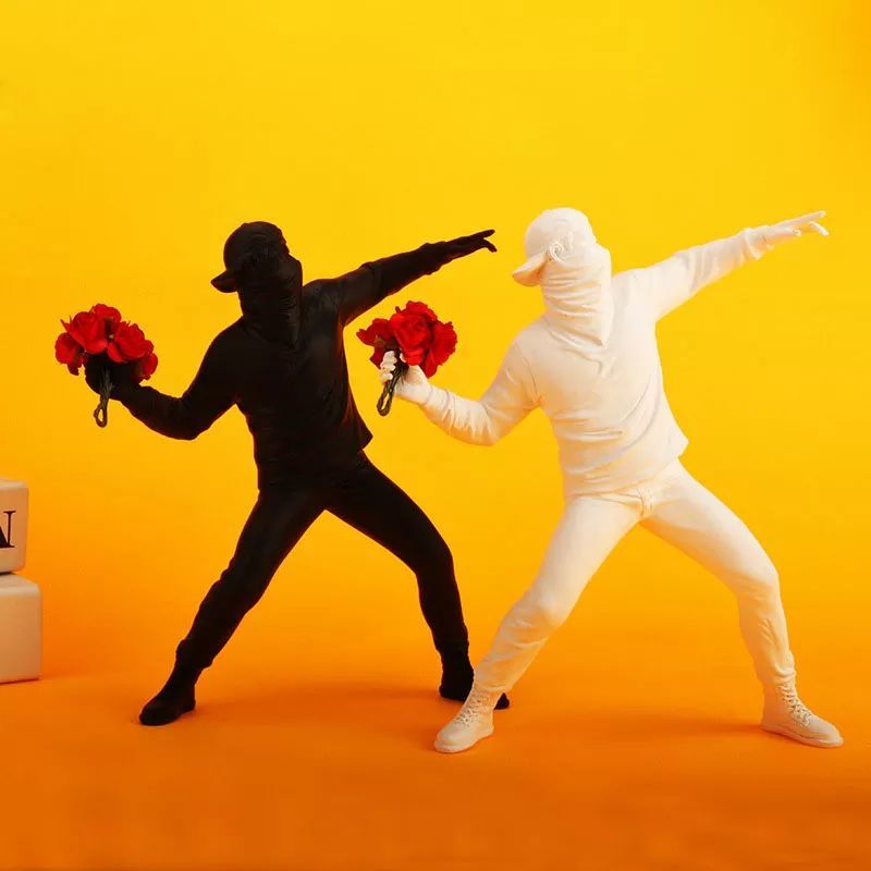 VILEAD Resin Flower Thrower Figurines Banksy Sculpture Modern Art Statue Office Living Room Home Decoration for Interior Desktop