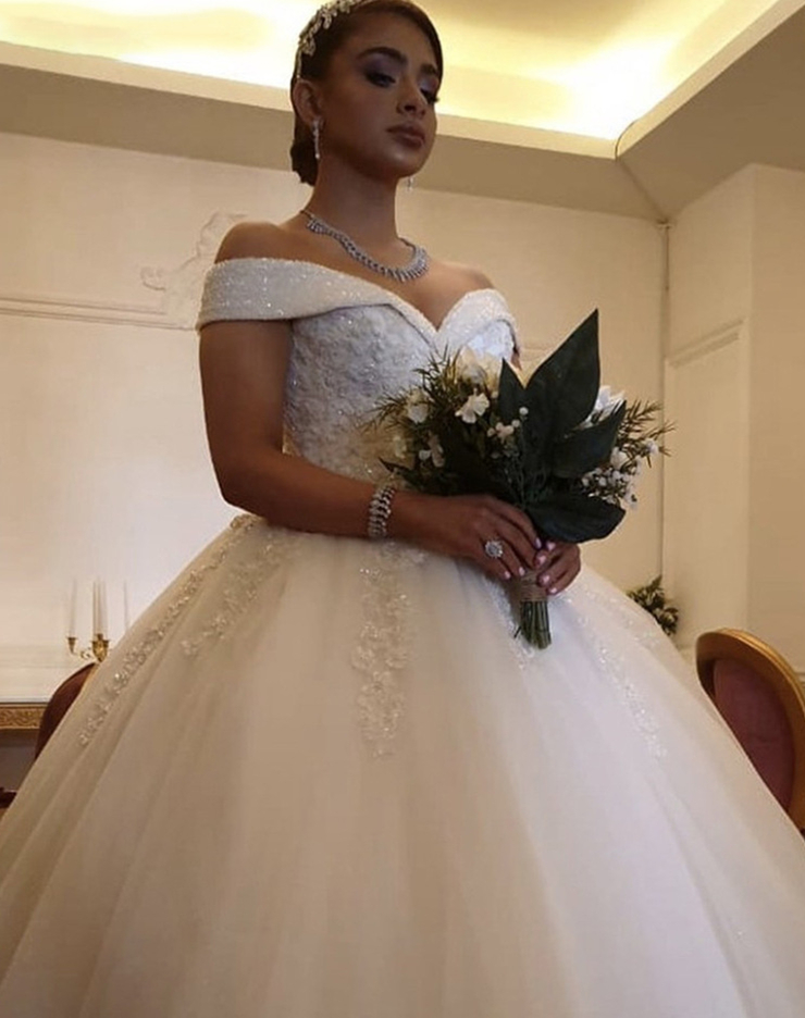 Luxury Crystals Beaded White Ball Gown Wedding Dresses Appliques Lace Open Back Plus Size Bridal Gowns Off Shoulder Long Tulle Garden Church Wedding D