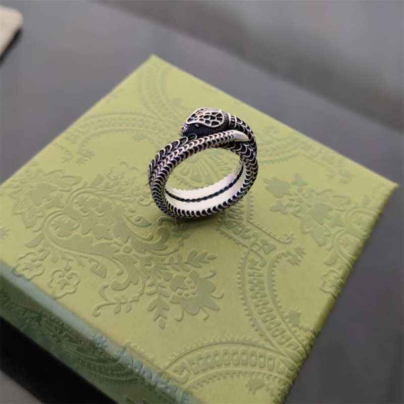 Luxurys Designers Couple Ring Fashion Jewelry Womens Men Hip Hop Rings Lovers Creative Pattern Retro Snake Ring For Lady Party Gift
Luxurys Designers Couple Ring Fashion Jewelry Womens Men Hip Hop Rings Lovers Creative Pattern Retro Snake Ring For Lady Party Gift