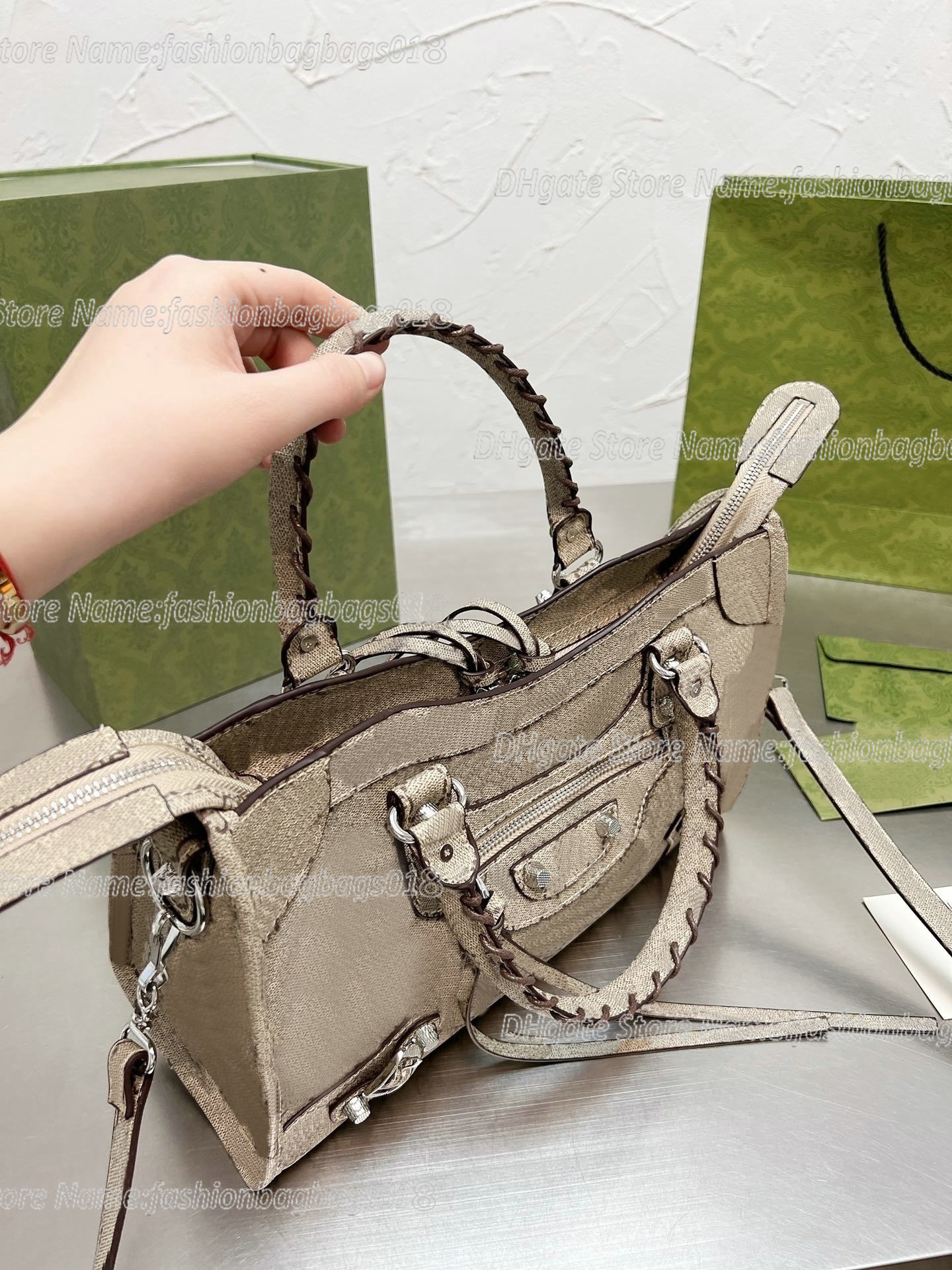 2022 Joint Name Designers Motorcycle Bag Women TOTE Handbags Shouler Crossbody Purses Limited Edition Luxurys Vintage Letters Handbags
2022 Joint Name Designers Motorcycle Bag Women TOTE Handbags Shouler Crossbody Purses Limited Edition Luxurys Vintage Letters Handbags