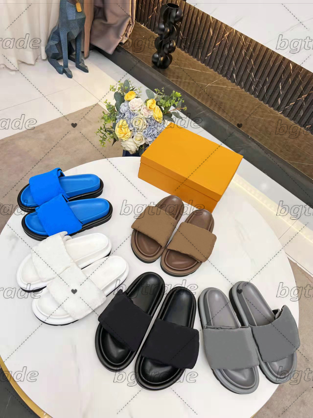 2022SS Designer Slippers POOL PILLOW COMFORT MULE Monograms-embossed technical textile Lightweight Open Toe Footbed Luxury Sandals
2022SS Designer Slippers POOL PILLOW COMFORT MULE Monograms-embossed technical textile Lightweight Open Toe Footbed Luxury Sandals