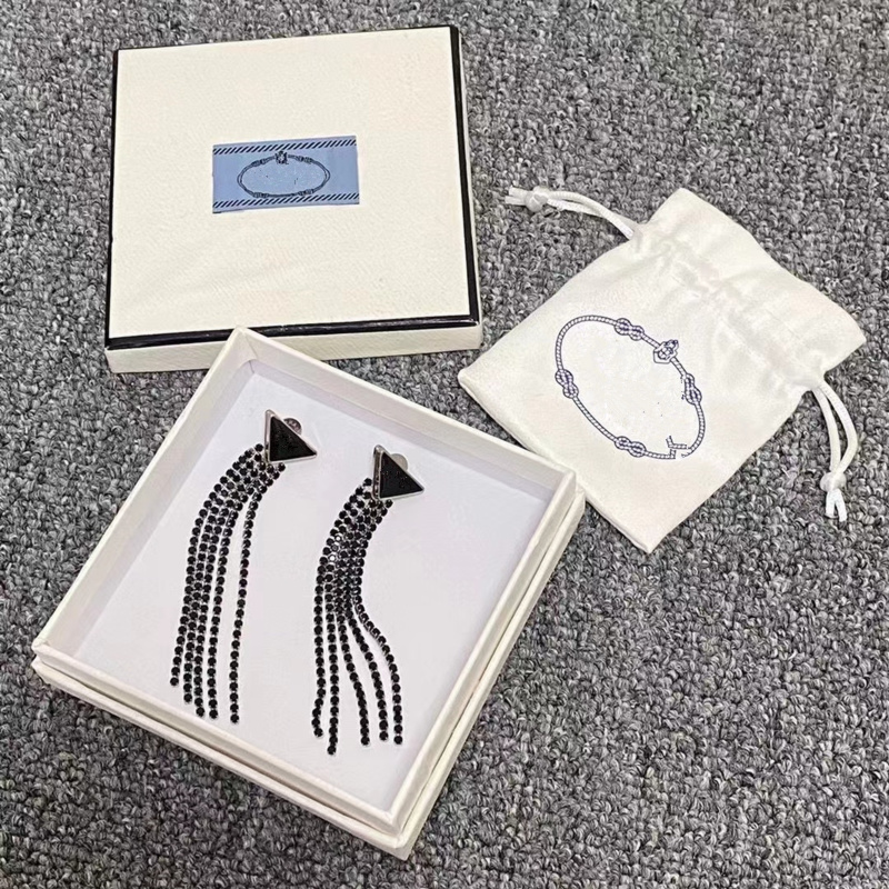 PRA European American Street Fashion inverted triangle letter dangles Pendant Earrings men and women cold wind silver high quality Ear Studs
PRA European American Street Fashion inverted triangle letter dangles Pendant Earrings men and women cold wind silver high quality Ear Studs