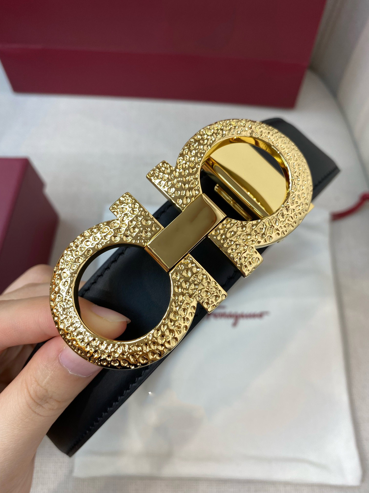 High-end leather belt available for both men and women cowhide fashion classic new designer luxury with a casual suit with box size 3.5 cm 841136, Black
High-end leather belt available for both men and women cowhide fashion classic new designer luxury with a casual suit with box size 3.5 cm 841136, Black