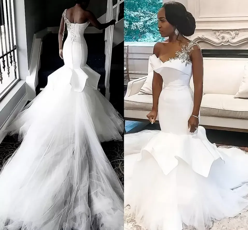 Sexy Backless Mermaid Wedding Dresses Elegant Appliqued Beaded One Shoulder Long Train Bridal Gowns Arabic African Robes BC14215 0812, Black
Sexy Backless Mermaid Wedding Dresses Elegant Appliqued Beaded One Shoulder Long Train Bridal Gowns Arabic African Robes BC14215 0812, Black
