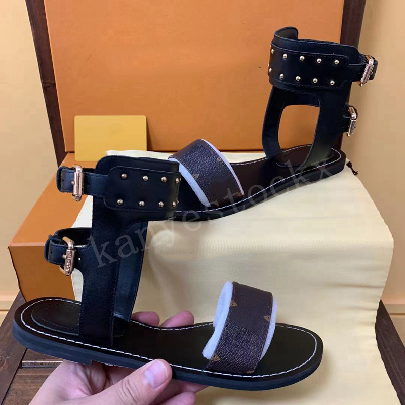 Top Classic Rivet Low Heels Designer Sandals For Women Summer Striking Gladiator Leather Outsole Flat Chain Ladies Slipper Slides Canvas Plain Sandals Shoes 35-43
Top Classic Rivet Low Heels Designer Sandals For Women Summer Striking Gladiator Leather Outsole Flat Chain Ladies Slipper Slides Canvas Plain Sandals Shoes 35-43
