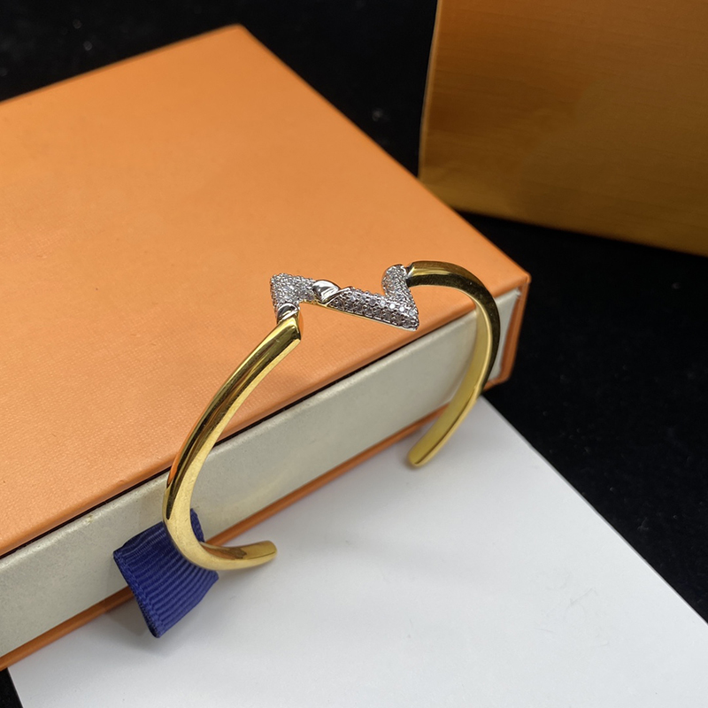 Mens Designer Bracelet Women Gold Bangle Bracelets Jewelry Fashiion Thick Diamonds Bracelets Men Womens Letter Retro Bracelet 2206142D
Mens Designer Bracelet Women Gold Bangle Bracelets Jewelry Fashiion Thick Diamonds Bracelets Men Womens Letter Retro Bracelet 2206142D