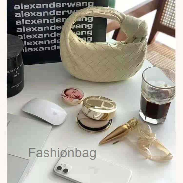 Small Fashion Bag Bottegas Classic Designer Venetas Women's Luxurys Triangle Single Shoulder Oblique Span Sheep Skin CW7J, Wine red
Small Fashion Bag Bottegas Classic Designer Venetas Women's Luxurys Triangle Single Shoulder Oblique Span Sheep Skin CW7J, Wine red