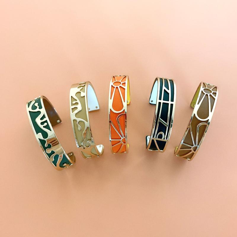 Bangle Retro Replaceable Two Color PU Leather Bracelet For Women Hollow Metal Opening Bangles Fashion Personality Hand Ornaments Gifts
Bangle Retro Replaceable Two Color PU Leather Bracelet For Women Hollow Metal Opening Bangles Fashion Personality Hand Ornaments Gifts